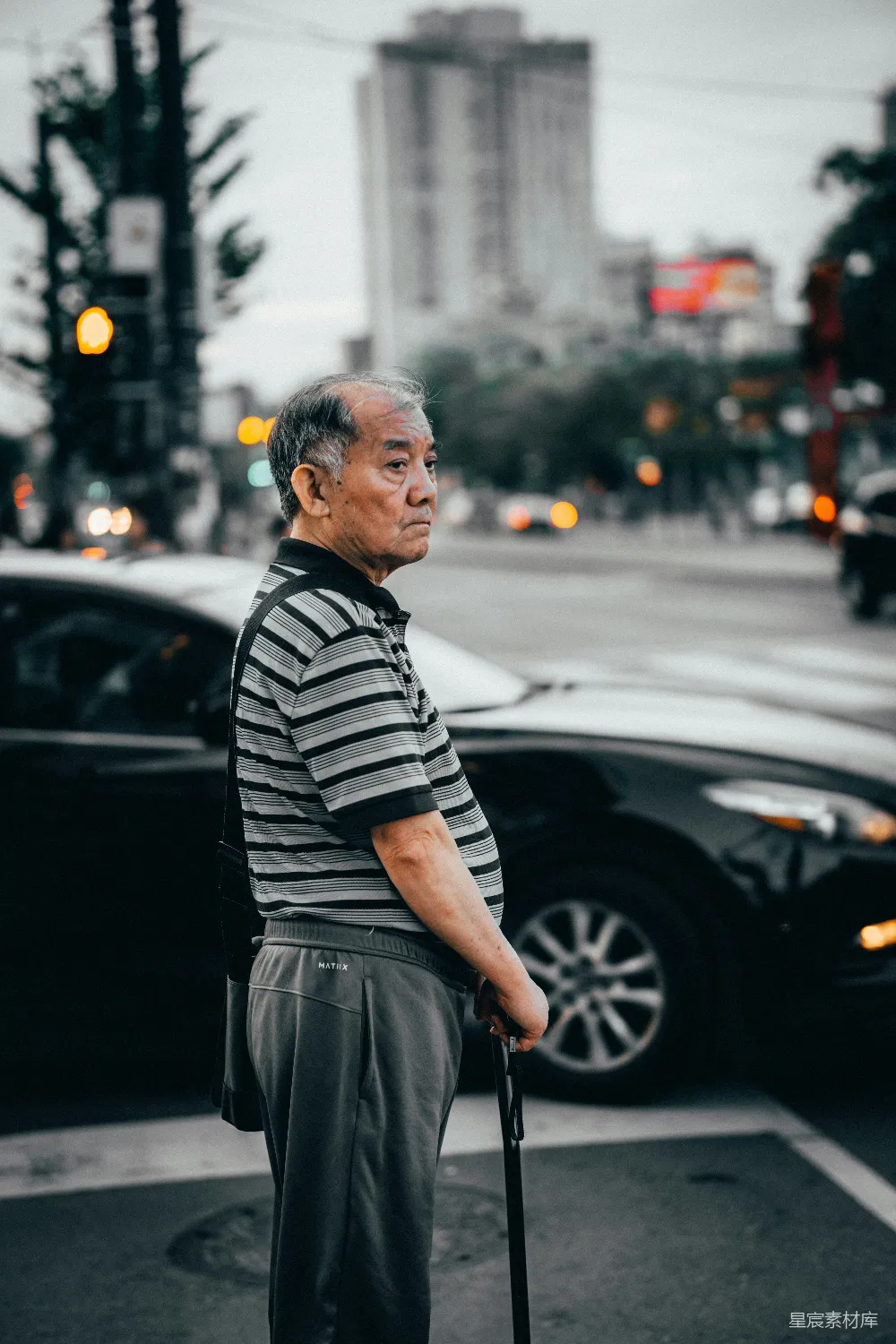 高清摄影 街头 老人 孤独 城市 步行 街头的老者