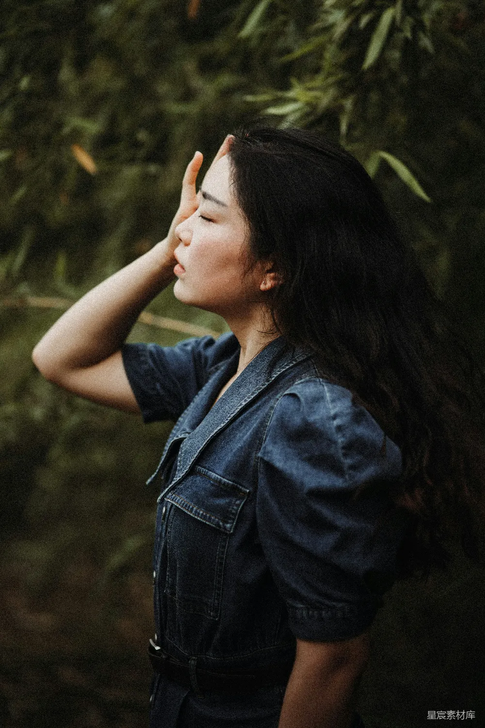 高清摄影 自然 宁静 女性 户外 休闲 自然中的宁静时光
