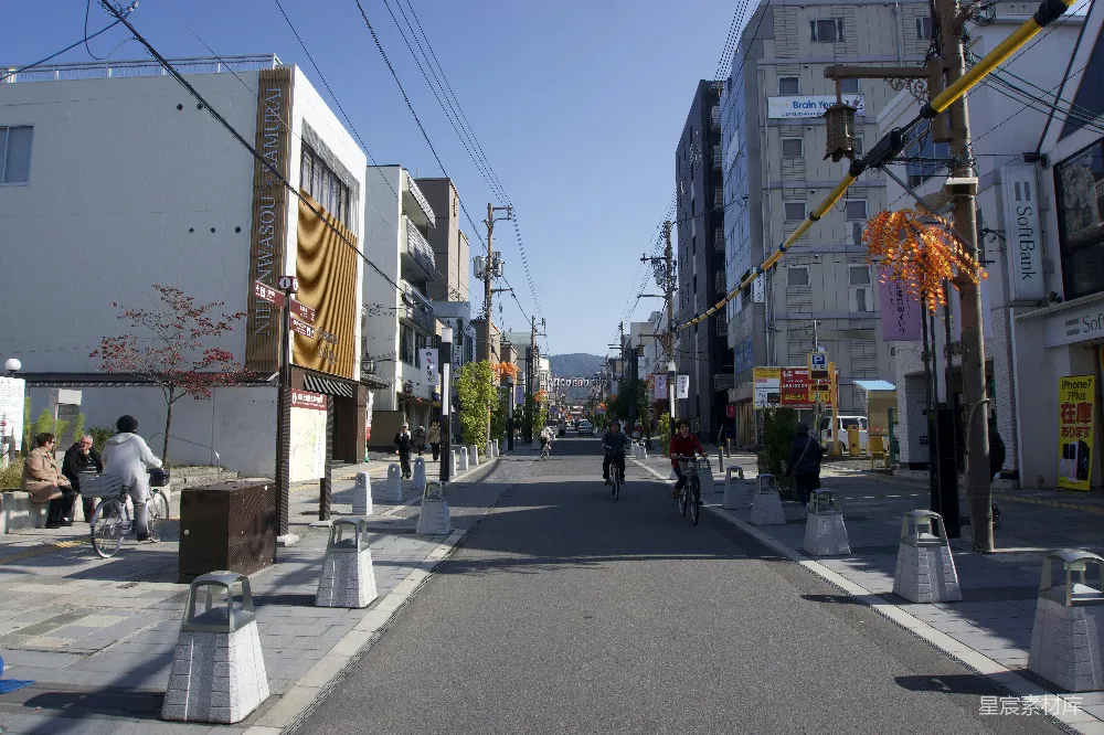 高清摄影 城市 街道 阳光 行人 自行车 阳光下的城市街道