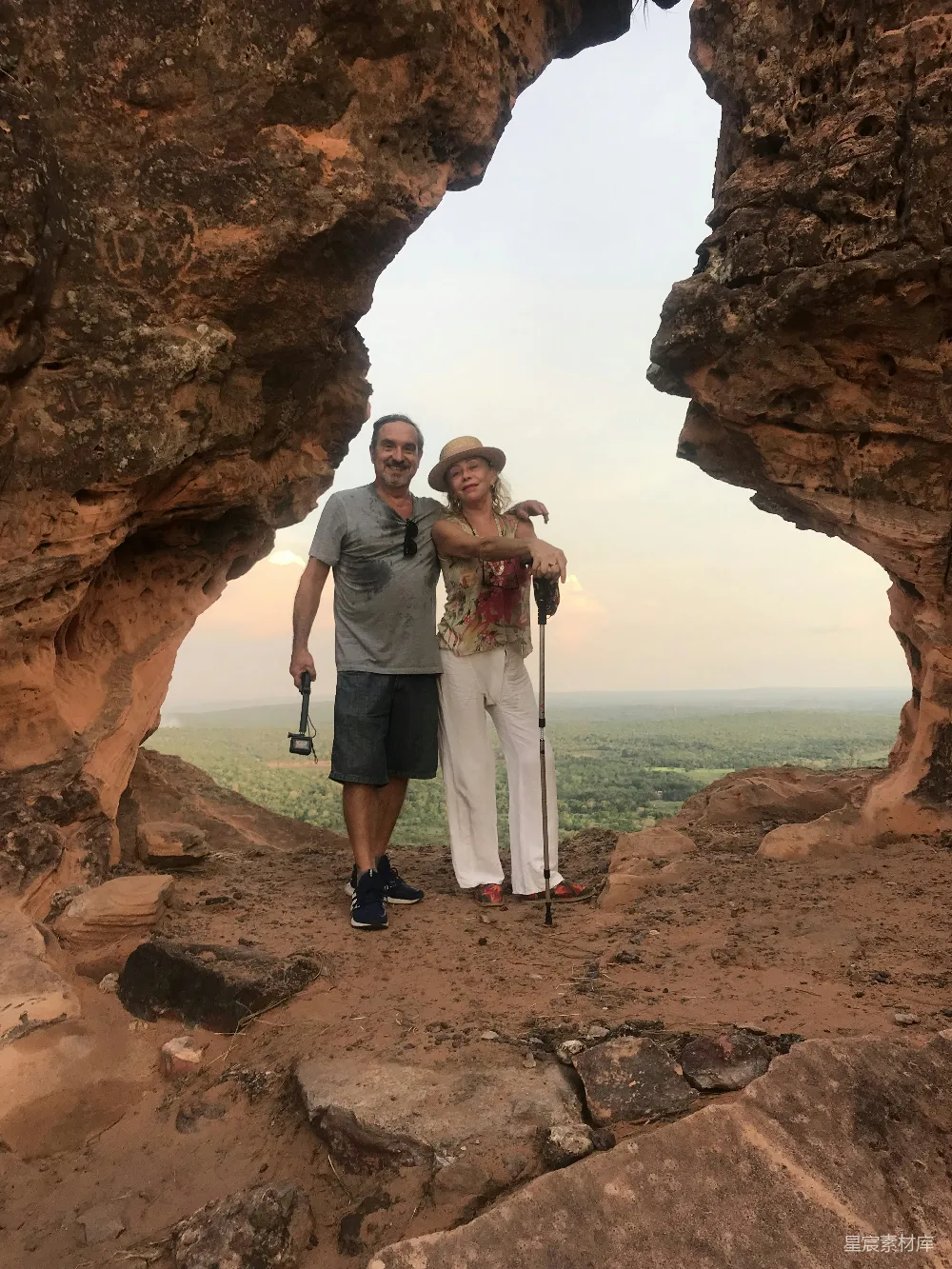高清摄影 自然风光 情侣 户外旅行 日落 风景 岩石洞穴中的浪漫时光