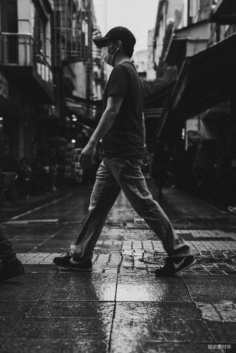 高清摄影 黑白色调 城市生活 孤独感 雨天 街头摄影 雨中漫步