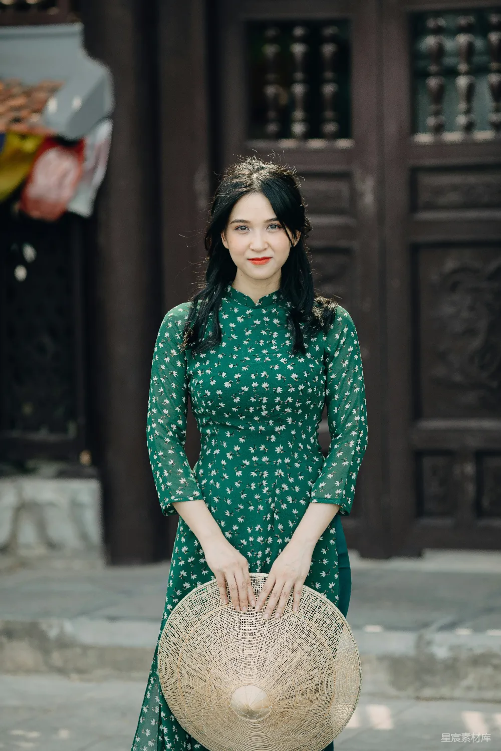 高清摄影 传统服饰 古典风格 街拍 女性时尚 文化元素 古典绿裙与竹帽的优雅