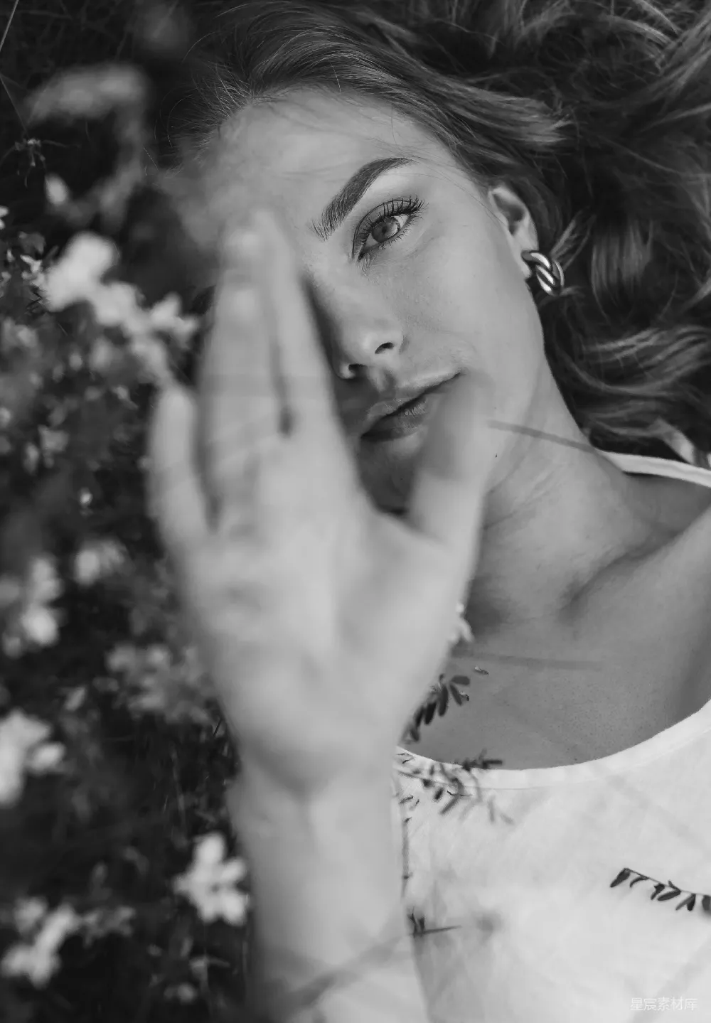 高清摄影 黑白摄影 自然美 女性肖像 户外 静谧 自然中的女性肖像
