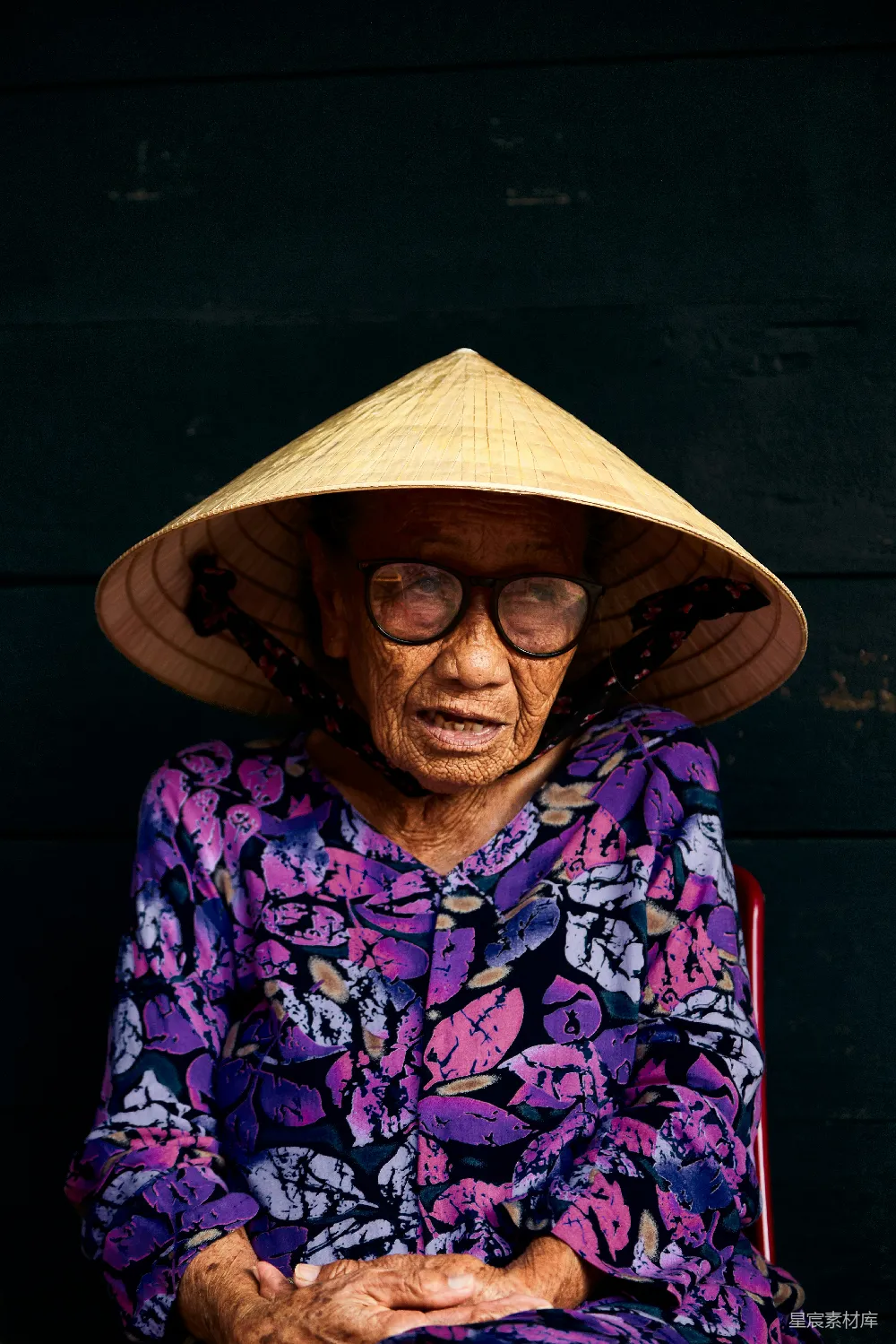 高清摄影 越南 老妇人 传统服饰 竹帽 人物肖像 传统与智慧的碰撞：越南老妇人
