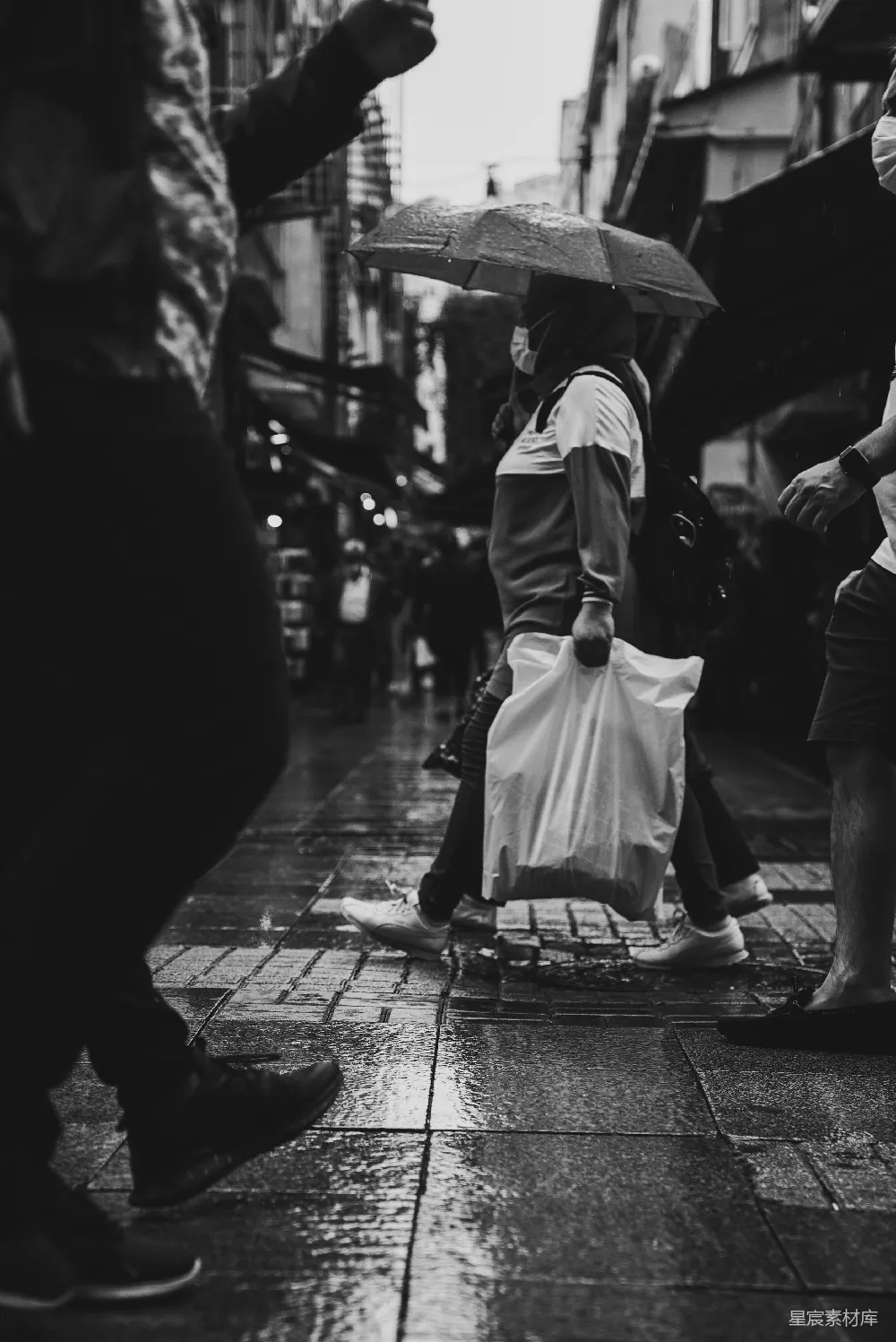 高清摄影 雨天 街道 行人 黑白 生活 雨中行人