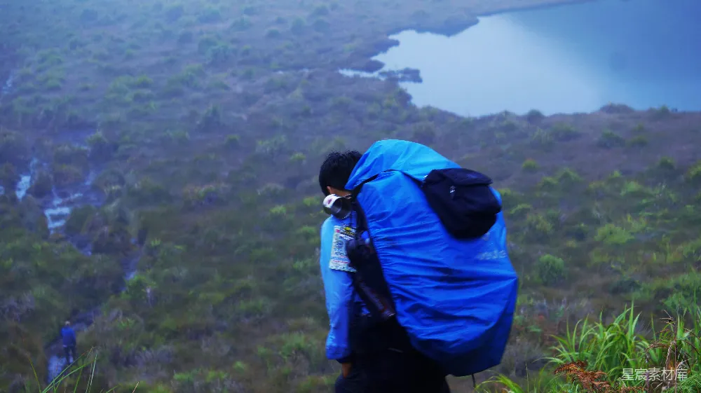 高清摄影 旅行 风景 背包 自然 户外 背负前行的旅者