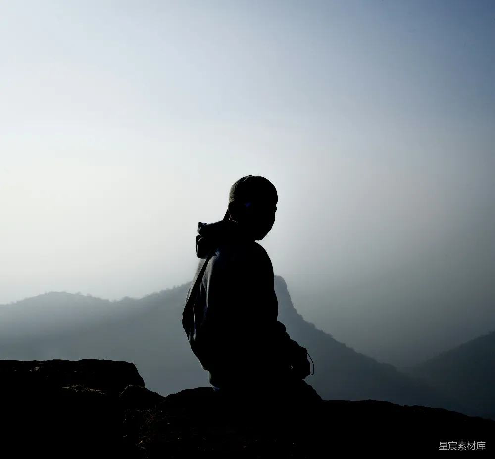 高清摄影 独行者 清晨 山景 宁静 自然 清晨山间独行者