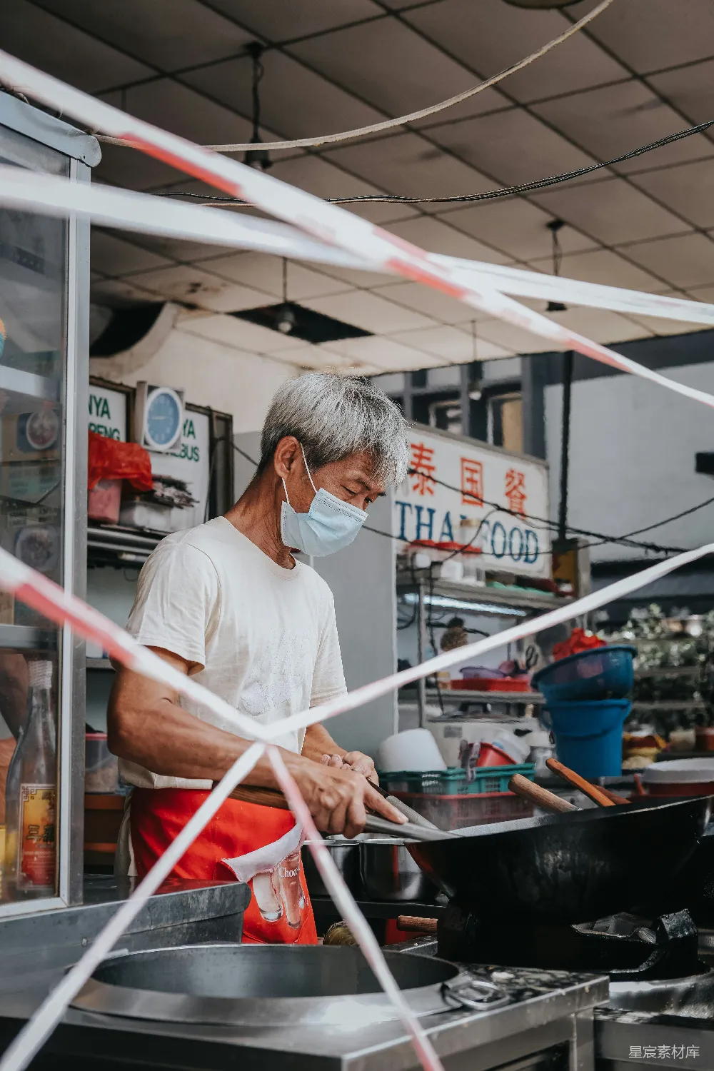 高清摄影 街头小吃 美食 口罩 烹饪 城市生活 街头小贩忙碌的身影