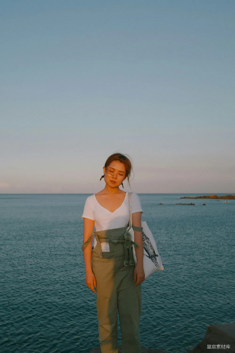 高清摄影 海边 人物 自然 宁静 旅行 海边的宁静时光
