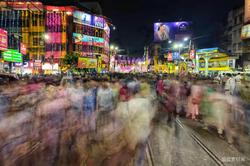 高清摄影 城市夜景 人潮涌动 广告牌 夜间活动 商业街区 夜晚灯火辉煌的繁忙街道