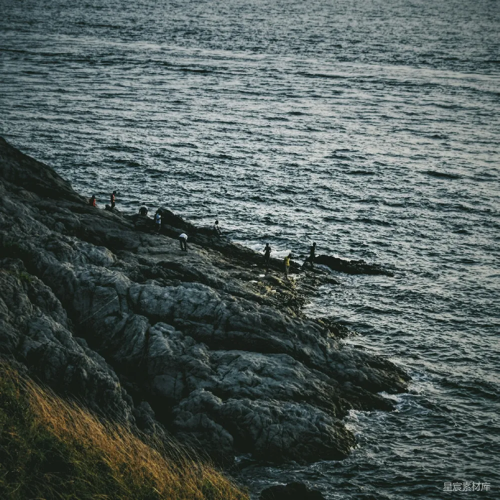 高清摄影 海岸线 剪影 自然风光 户外活动 宁静 海边岩石上的剪影