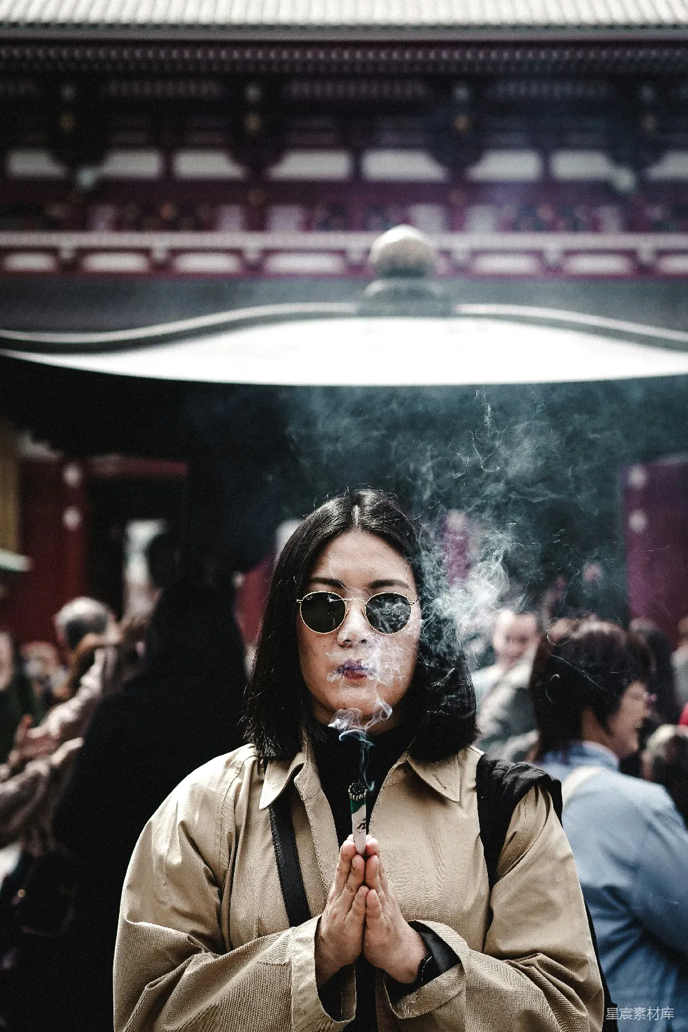 高清摄影 寺庙 祈福 烟雾 传统 文化 寺庙前的祈福仪式
