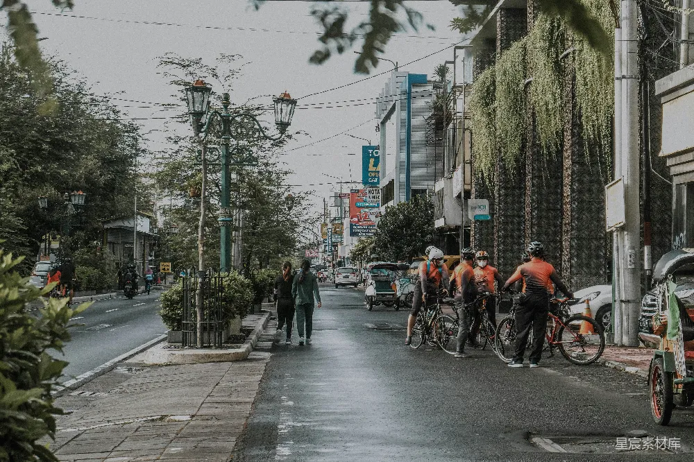 高清摄影 城市 街道 骑行 行人 日常生活 城市街道上的骑行者与行人