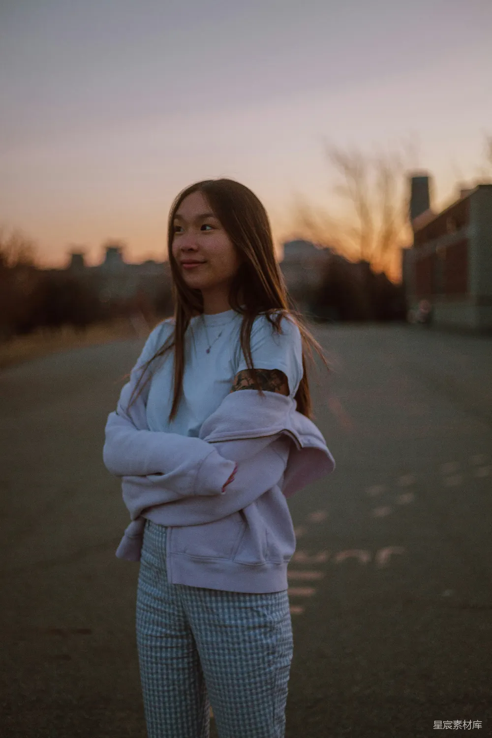 高清摄影 人物摄影 自然光线 都市生活 青春 城市风光 夕阳下的自由女孩