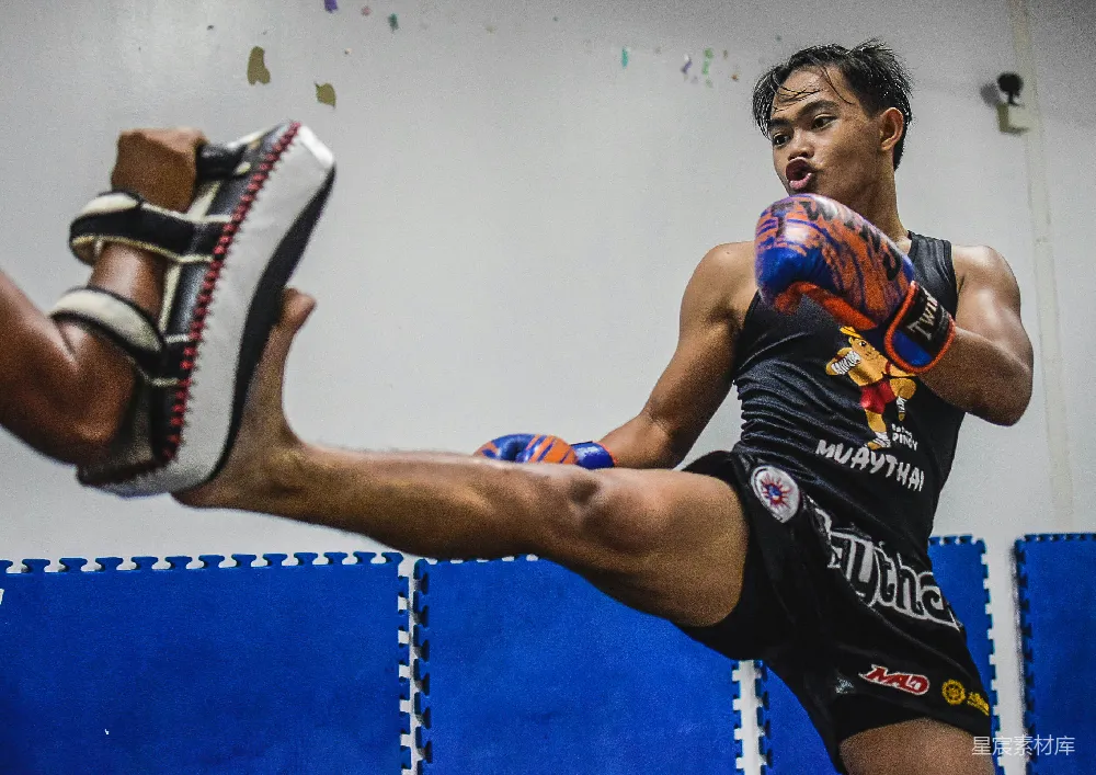 高清摄影 泰拳 运动 武术 健身 训练 泰拳选手的踢击训练