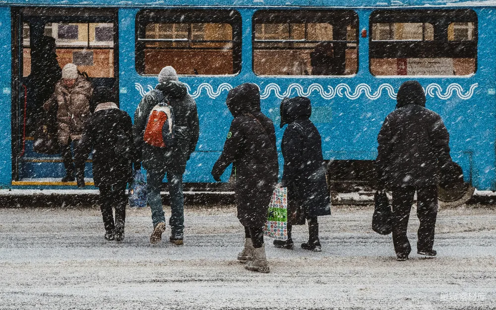 高清摄影 冬天 雪景 公交车 城市生活 日常生活 冬日雪景下的公交车站