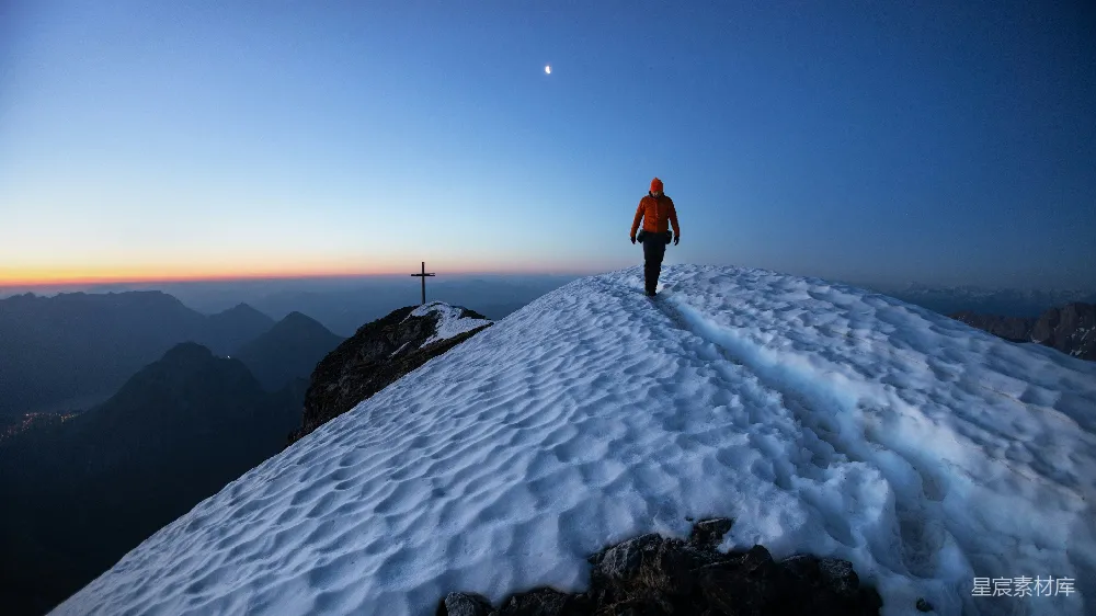 高清摄影 雪山 徒步 剪影 自然 户外 雪地徒步的剪影