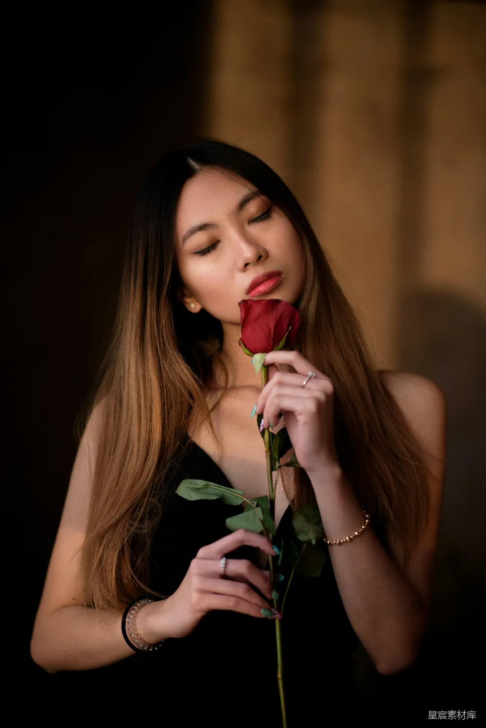 高清摄影 女性 玫瑰花 优雅 情感 浪漫 沉醉于红玫瑰的女性
