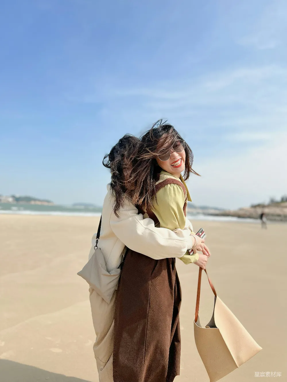 高清摄影 海边 背影 休闲 阳光 旅游 海边的背影