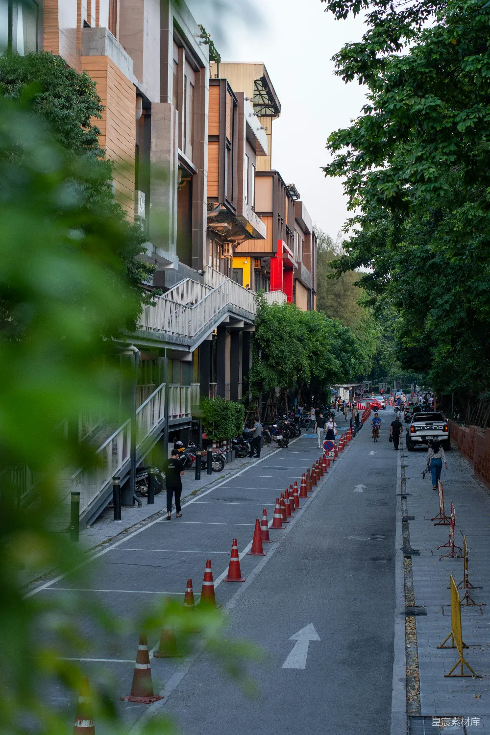 高清摄影 城市 街道 建筑 休闲 城市生活 城市街道上的宁静时光