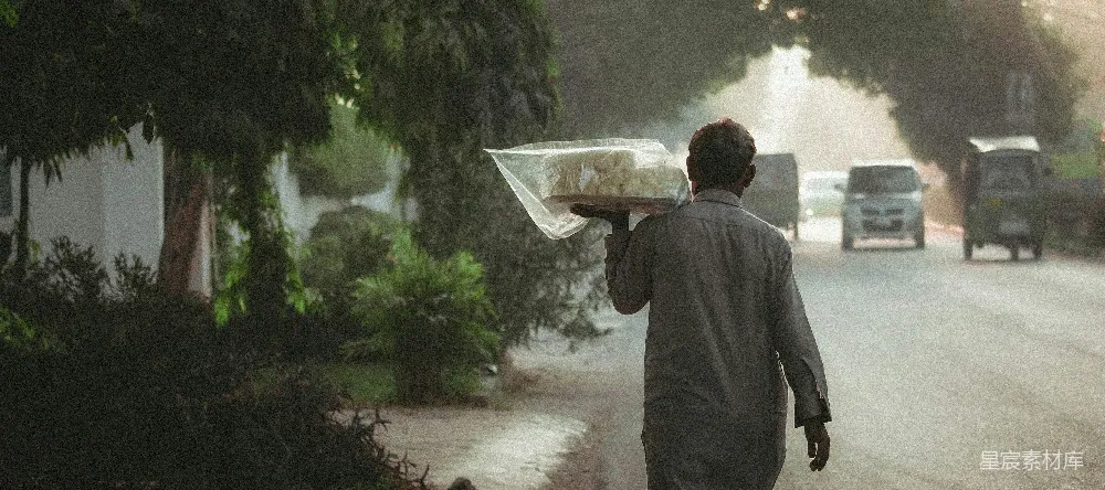 高清摄影 雨中 街头 小贩 生活 情感 雨中前行的街头小贩