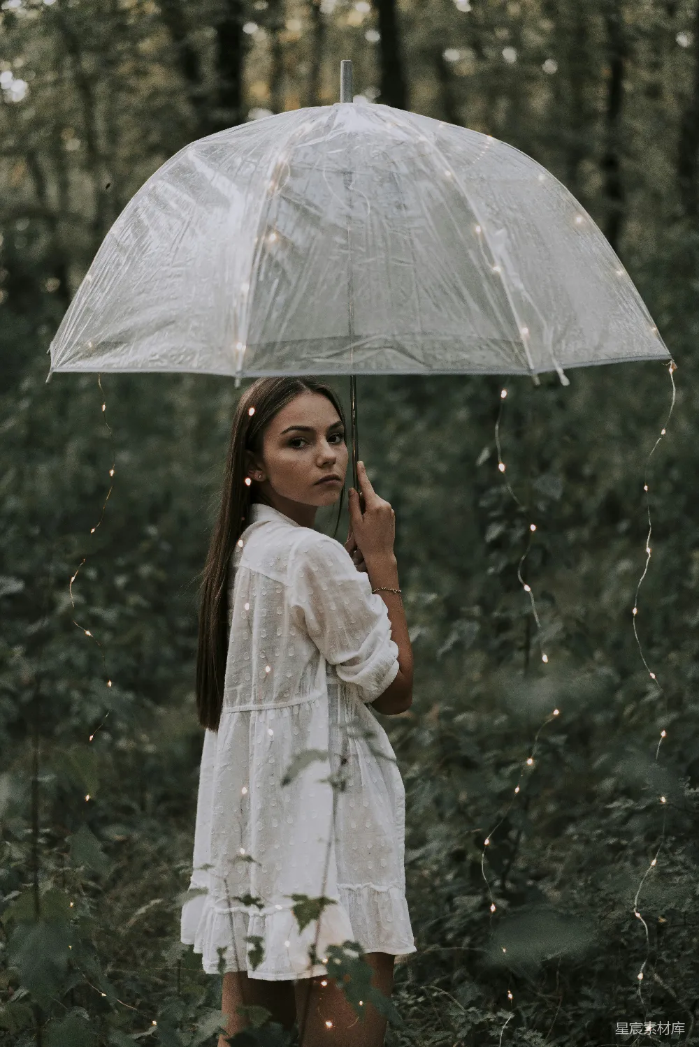高清摄影 雨伞 自然 清新 女性 户外 雨中诗意