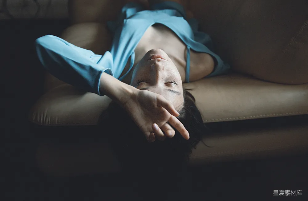 高清摄影 休闲时光 舒适 室内场景 女性肖像 柔和光线 午后的慵懒时光