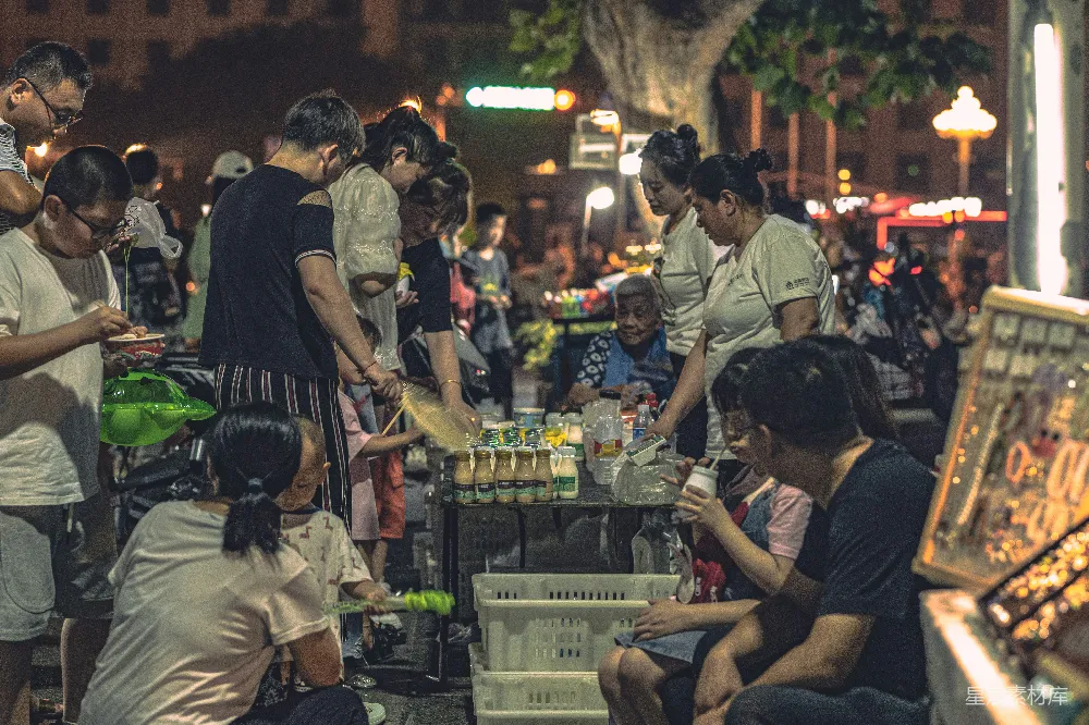 高清摄影 夜市 人声鼎沸 美食 家庭 夜晚 夜市的温馨时刻