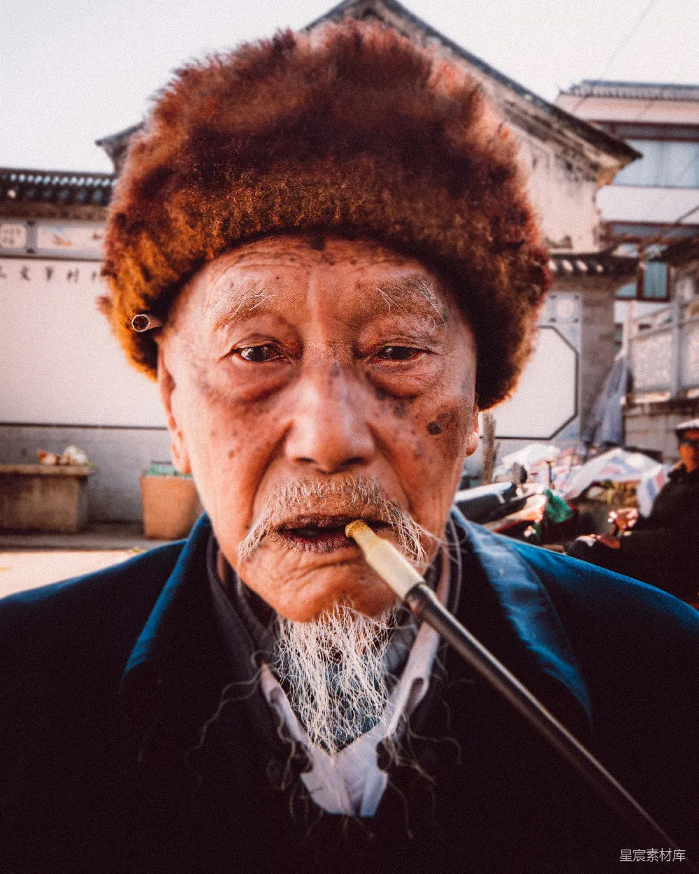 高清摄影 老人 传统服饰 冬季 乡村风情 烟斗 传统烟民的冬日暖阳