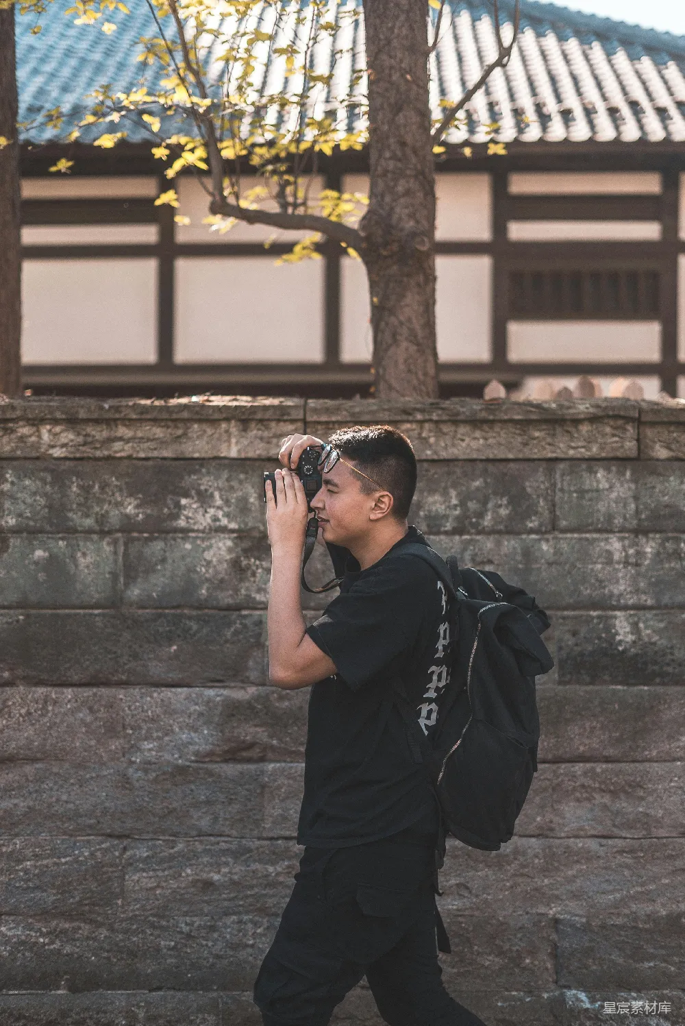 高清摄影 摄影者 古建筑 户外 旅行 城市 行走在古建筑前的摄影者
