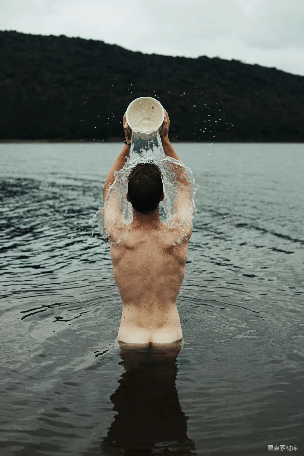高清摄影 户外活动 自然风光 水 夏日消暑 健康生活 湖边的冷水澡