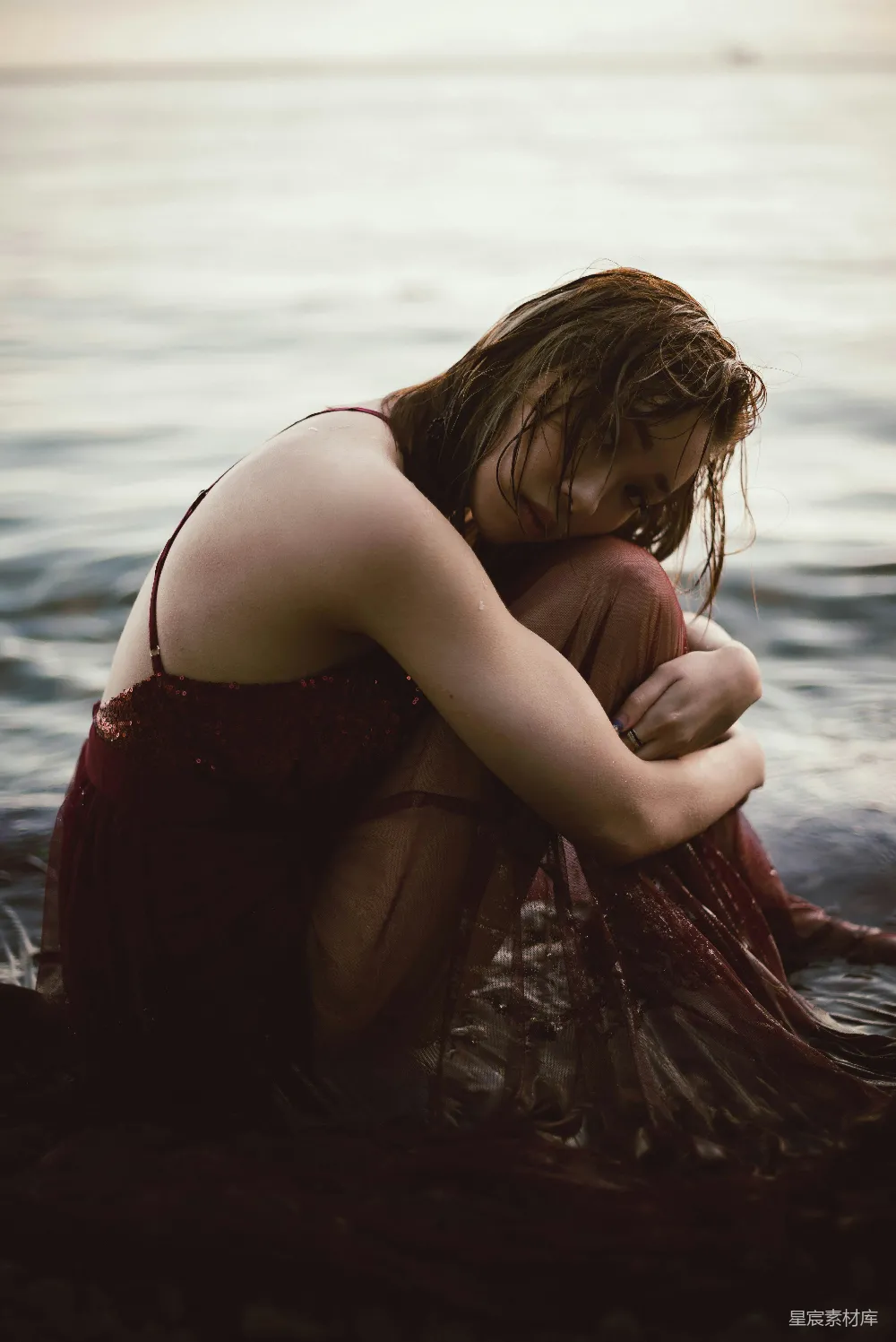 高清摄影 海边 红裙 沉思 女性 自然 海边沉思的红裙女孩
