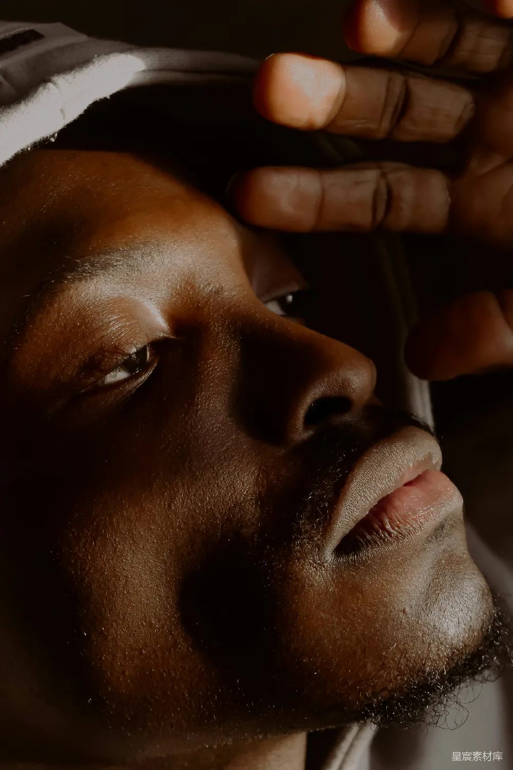 高清摄影 人物 表情 思考 光影 情感 沉思的瞬间
