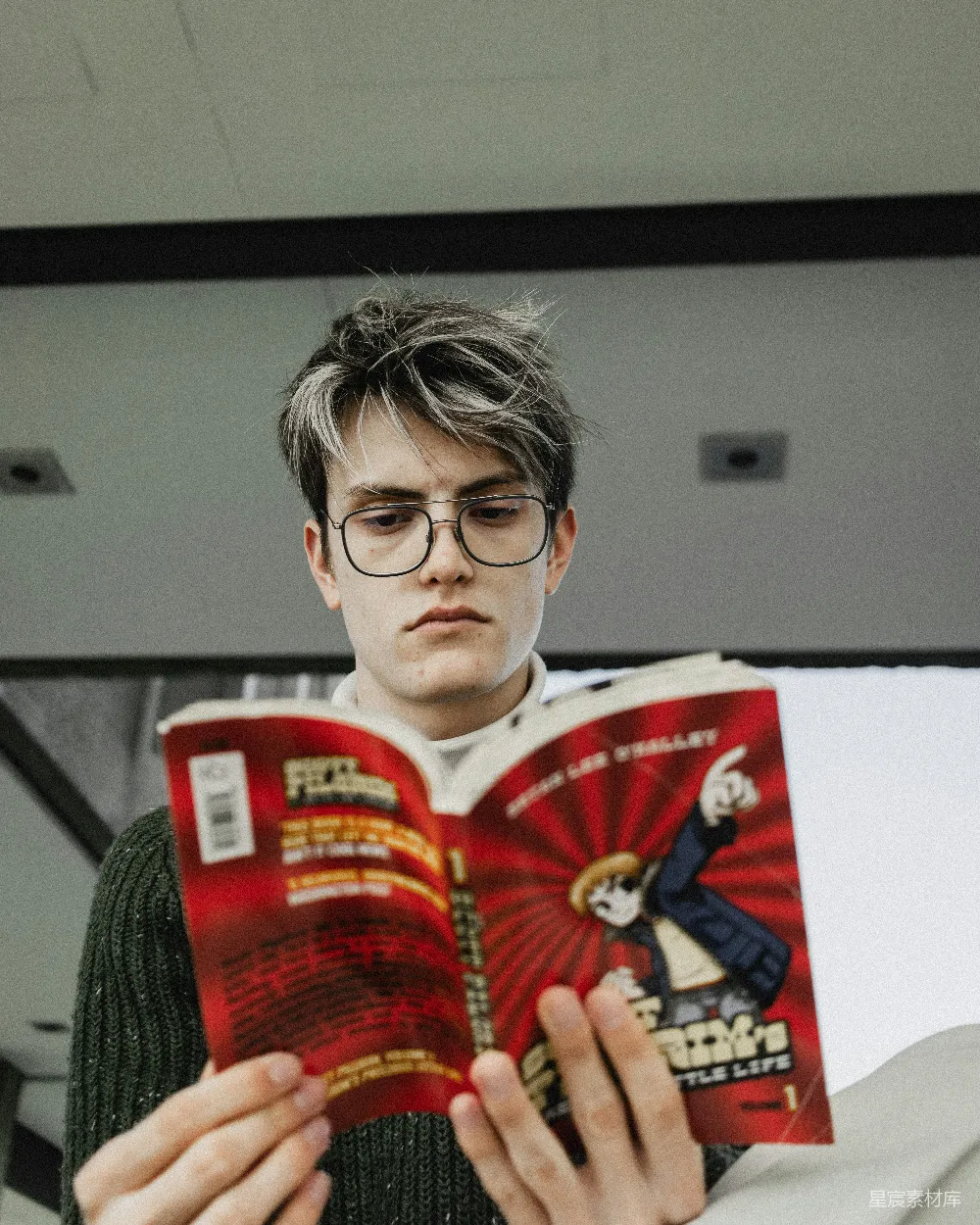 高清摄影 阅读 青少年 书籍 专注 校园 阅读中的少年