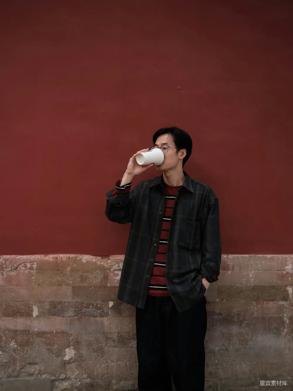 高清摄影 年轻人 喝茶 古墙 休闲 时尚 在古墙边悠闲品茶的年轻人
