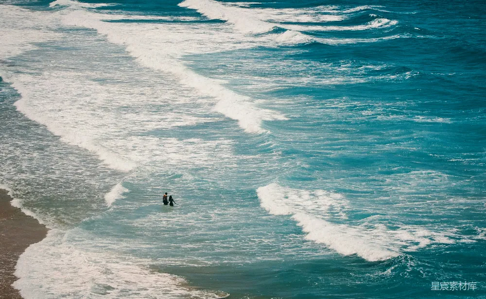 高清摄影 海滩 海浪 情侣 自然风光 浪漫 海滩上的二人世界