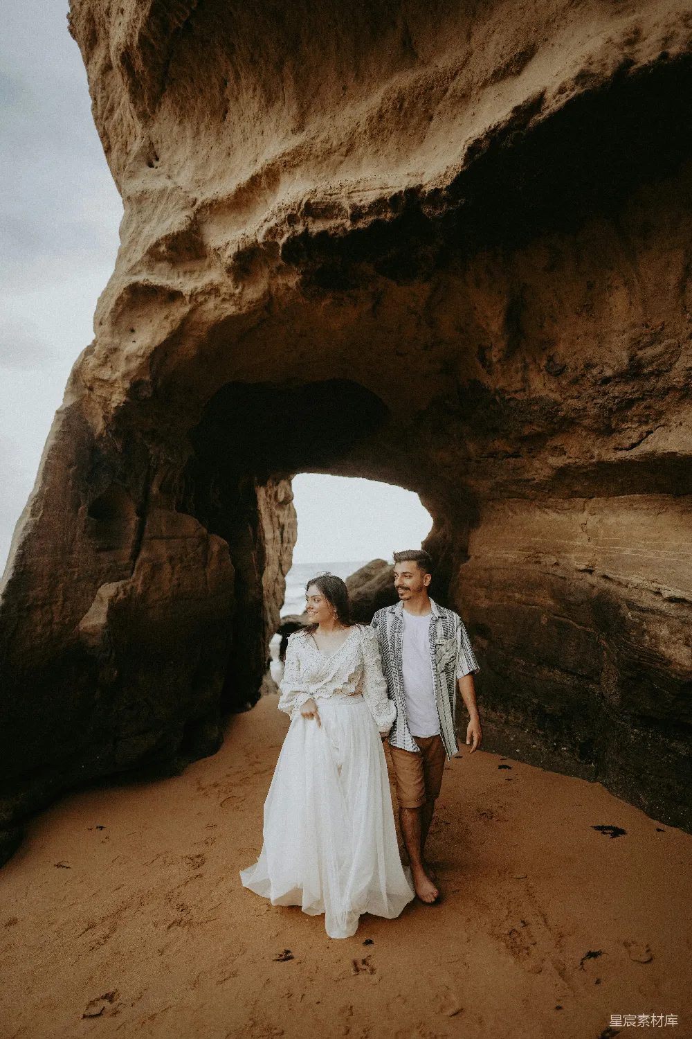 高清摄影 爱情 自然 婚纱照 海边 自然风光 海边岩石拱门下的爱情瞬间