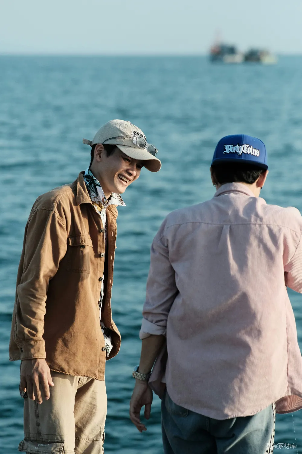 高清摄影 海滩 友谊 休闲 阳光 海景 海边的轻松对话