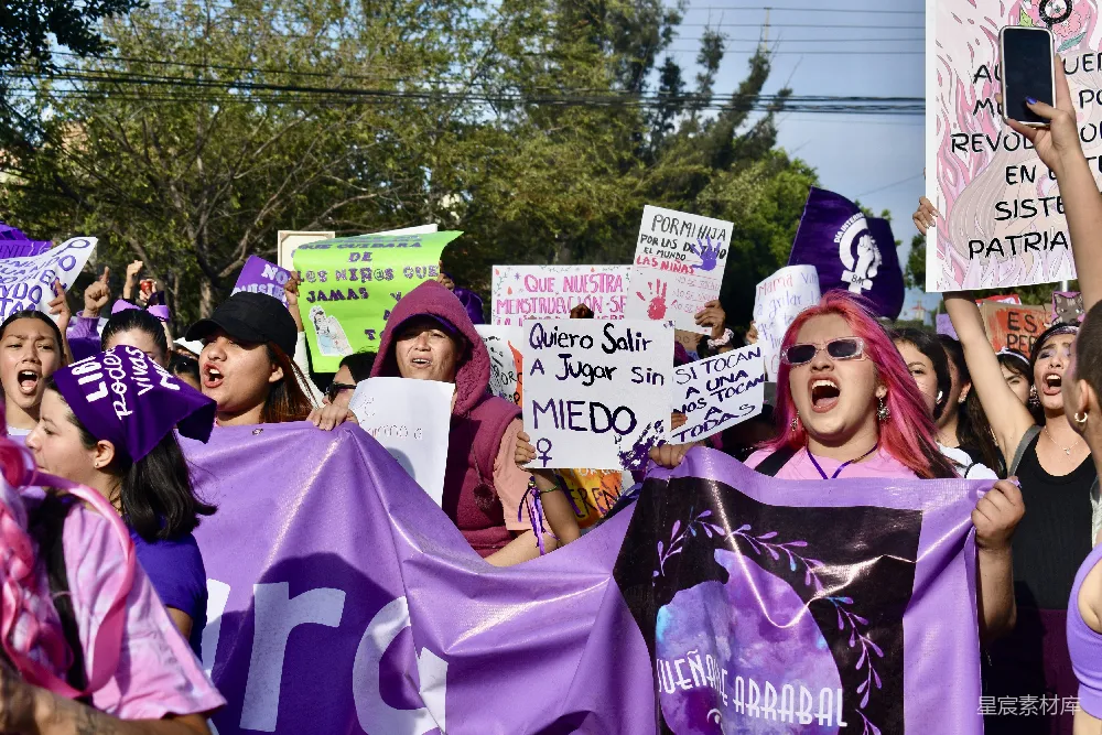 高清摄影 抗议 女性权利 社会活动 旗帜 标语 女性抗议者展示标语旗帜