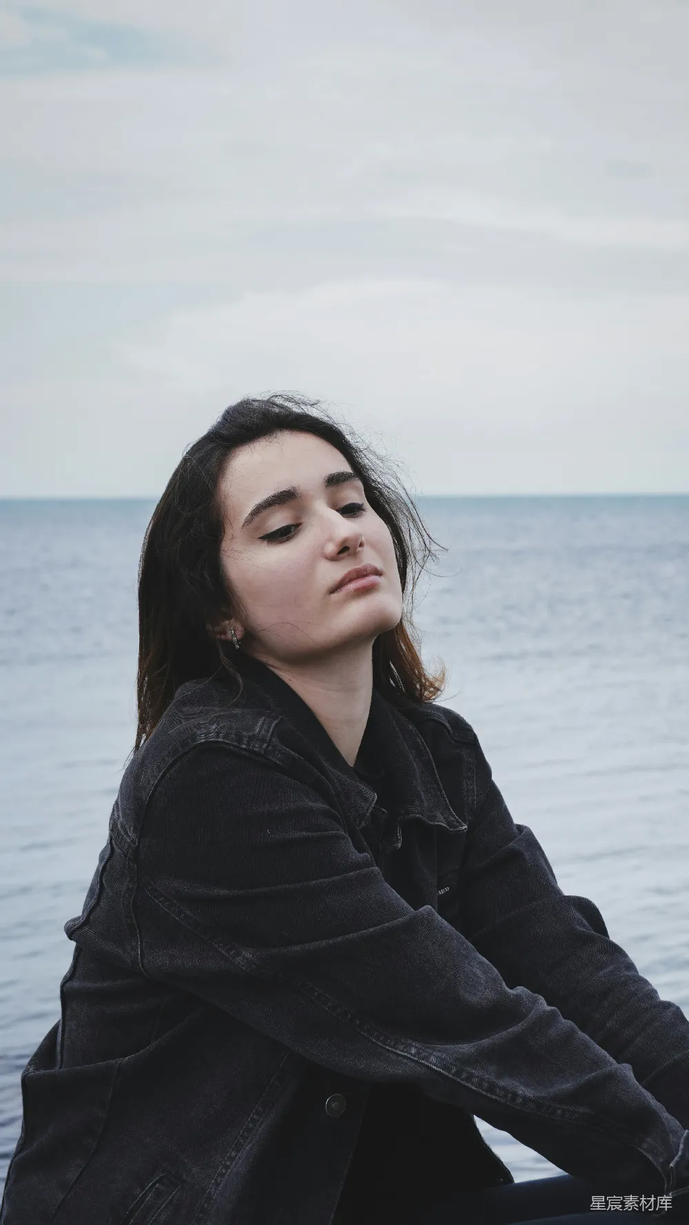 高清摄影 海边 沉思 女性 自然 写意 海边沉思的女性