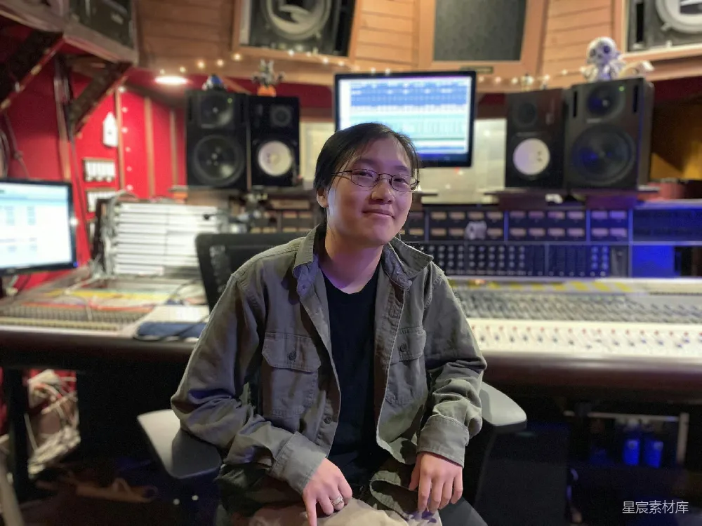 高清摄影 录音室 音乐制作 年轻艺术家 设备 工作室 录音室里的年轻音乐制作人