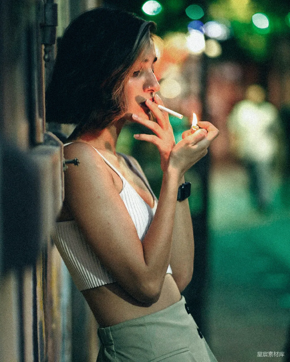 高清摄影 夜晚 街头 吸烟 孤独 城市 夜晚的城市街头，独自吸烟的女子