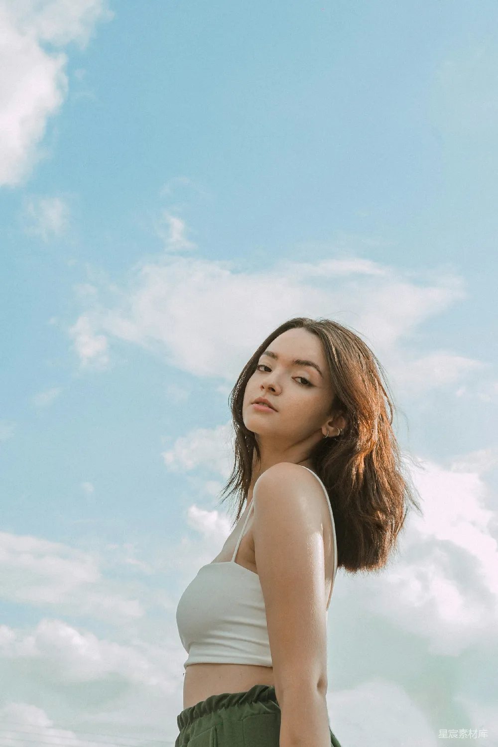 高清摄影 少女 自然 清新 户外 天空 蓝天下的少女