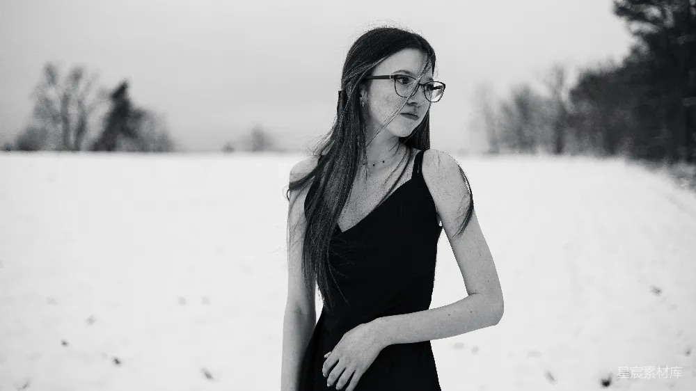 高清摄影 黑白色调 自然风光 冬季 人物肖像 冷色调 雪地中的黑发女孩