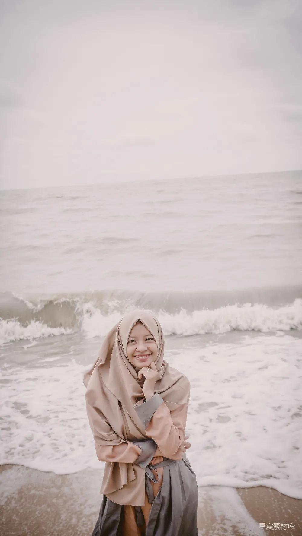高清摄影 海滩 海浪 头巾 女性 自然 海边的微笑