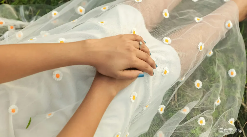 高清摄影 婚纱摄影 手部特写 自然风光 浪漫氛围 婚纱 手握雏菊纱裙的温柔瞬间