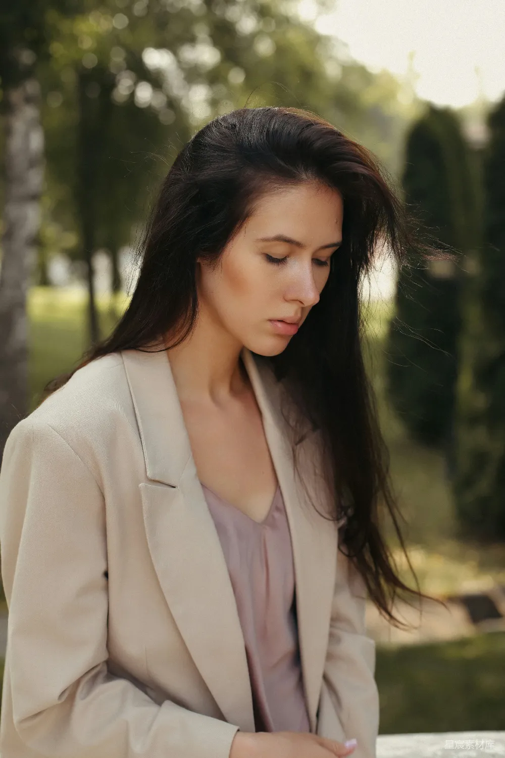 高清摄影 自然光 优雅 女性 户外 时尚 自然光下的优雅女性