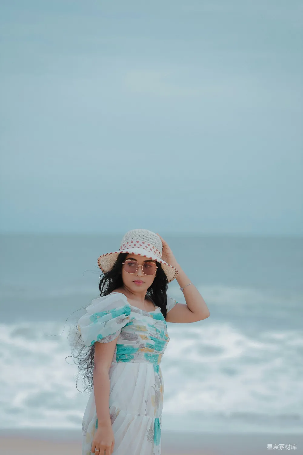 高清摄影 海滩 时尚 女性 夏季 自然 海边的夏日风情