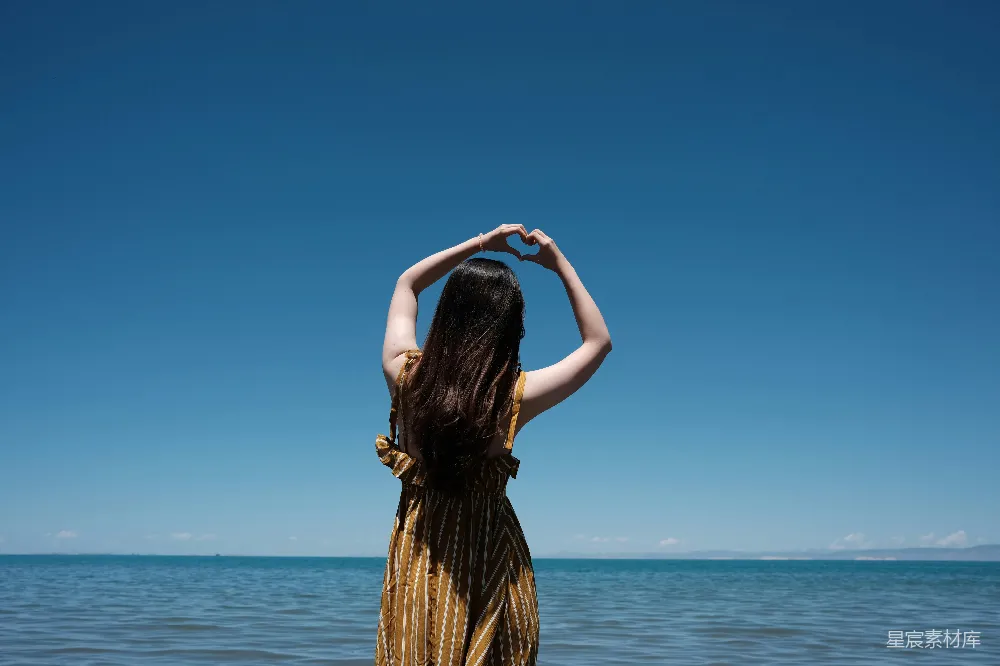 高清摄影 自然风光 海边 人像 心形手势 夏日 海边心形手势