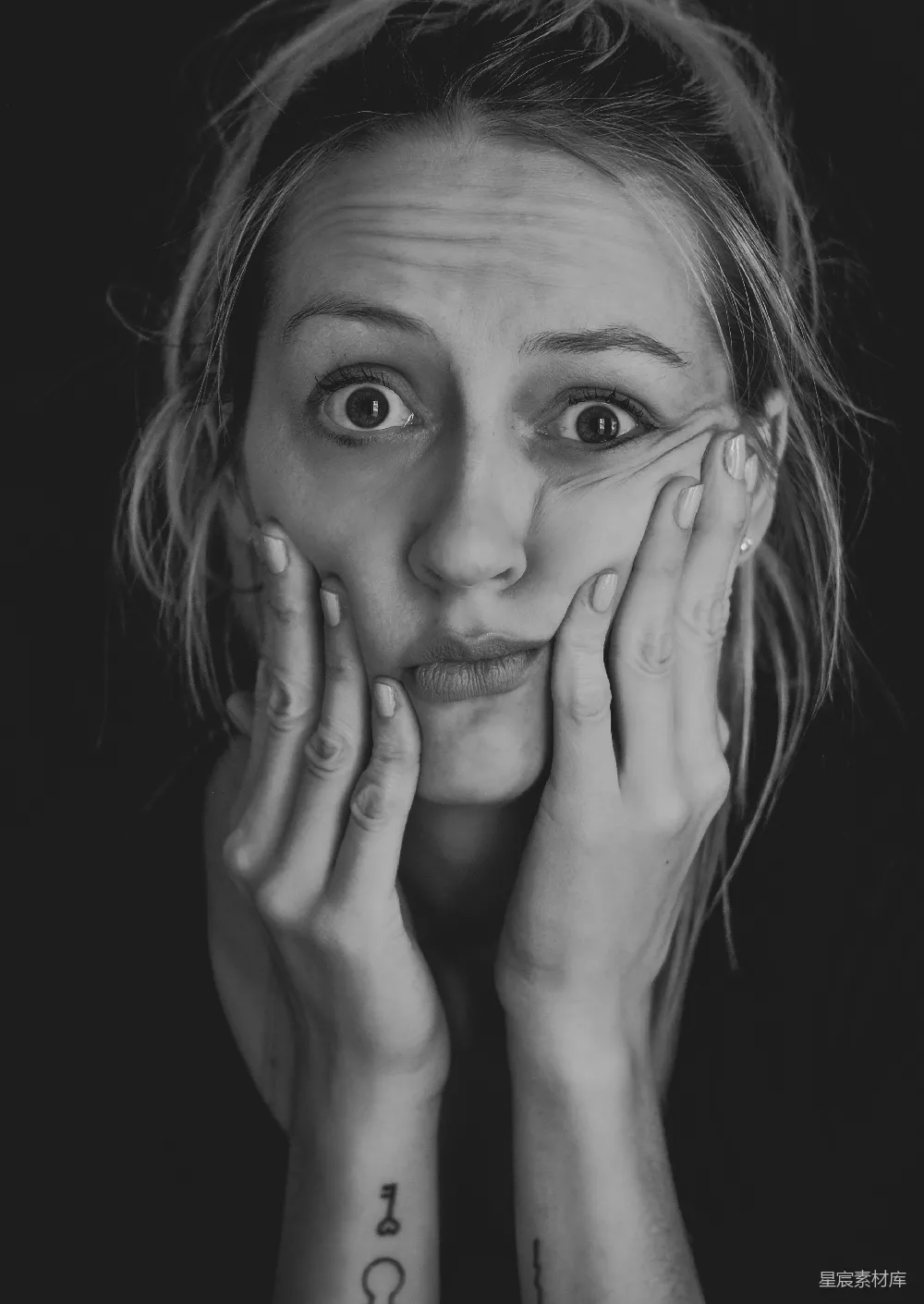 高清摄影 黑白色调 女性肖像 表情 艺术摄影 情感表达 惊讶的女人